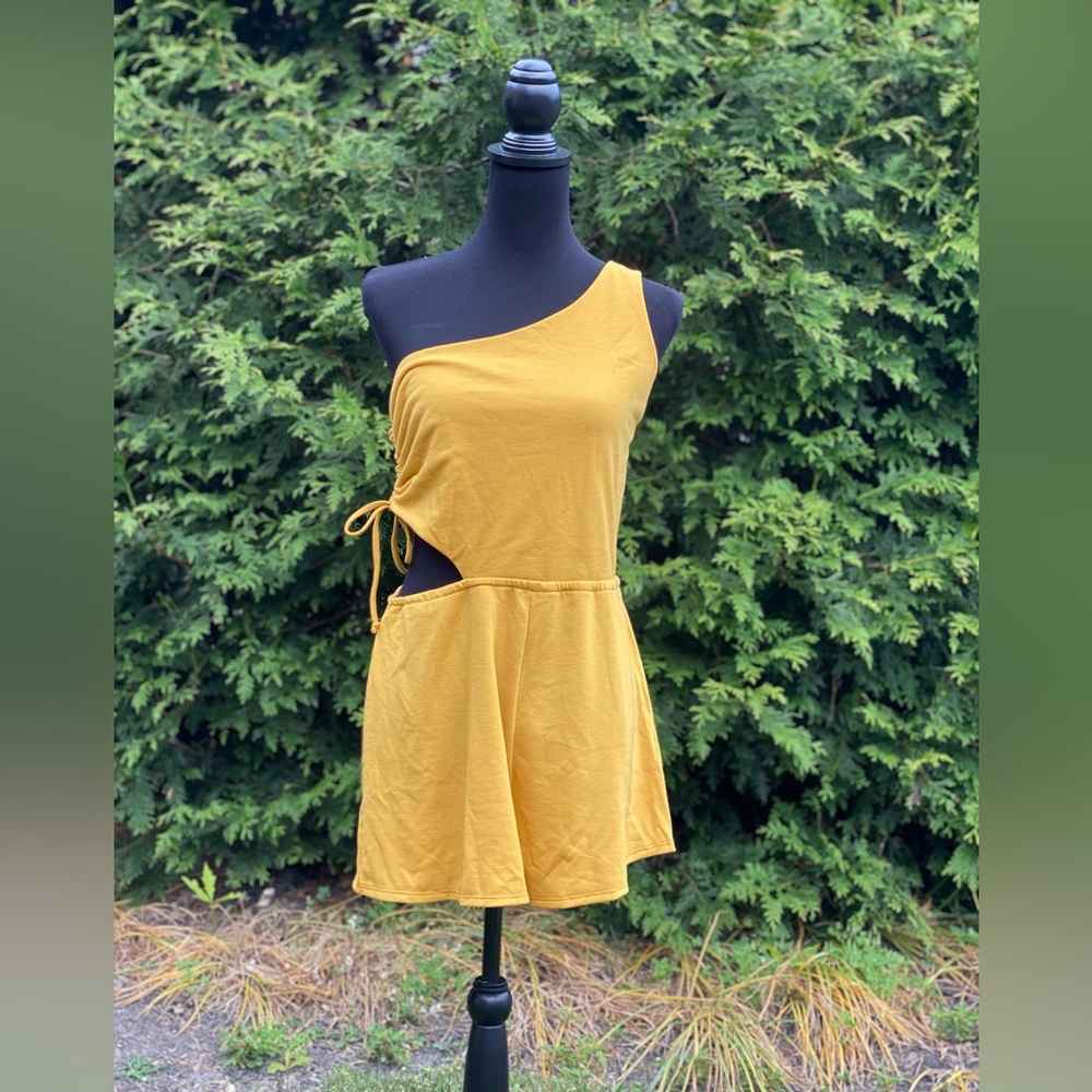 Lulu’s *New* Mustard Short Romper - One shoulder/Ruched Side Cutout - Large